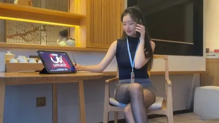淫蕩秘書貞潔攻陷被肉棒填滿初嘗淫欲歡 播音系小美