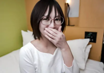 FC2PPV-3305003 戴眼鏡的勤奮女孩