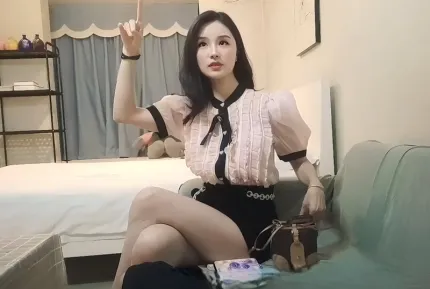 約操皮膚相當白皙的車模呻吟聲銷魂
