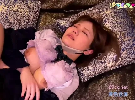 FC2PPV-4866790 寫真模特兒合法童顏H罩杯爆乳在濕潤無毛的陰道裡生槍射精兩次確保受孕中