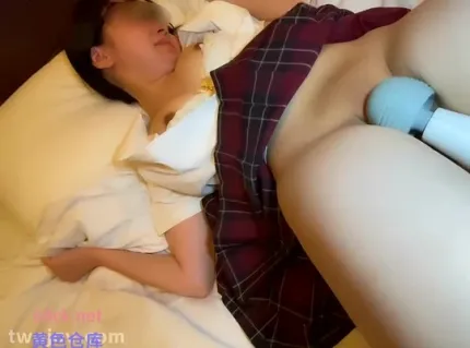 FC2PPV-4818325 黑髮眼鏡妹首嘗電棒狂插