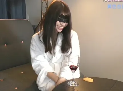 FC2PPV-4921548 變態大叔勾搭清純黑髮美女醉夜