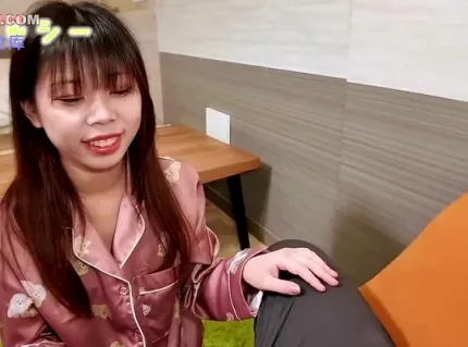 FC2PPV-4472110 可愛夜訪女孩主動深入舌吻高潮