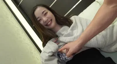 FC2PPV-3157098 笑容迷人20歲女孩