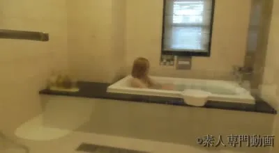 FC2PPV-4583854 美乳白皙苗條辣妹自慰太爽噴出大量體液