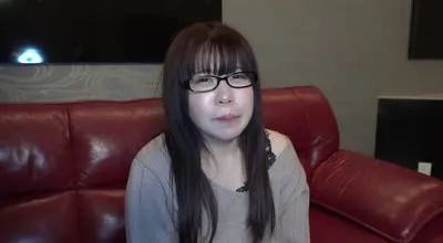 FC2PPV-4762037 戴眼鏡的21歲女大學生