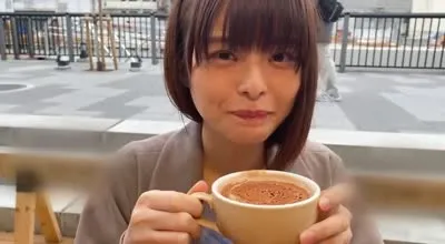 FC2PPV-1847794 在東京一家知名書店工作的短髮黑髮美女