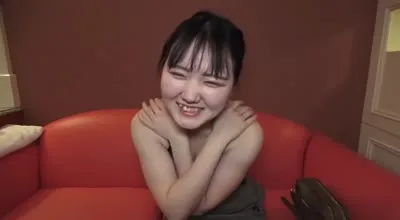FC2PPV-1720351 在大公司上班的嚴肅清純女孩