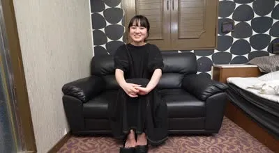 FC2PPV-4568999 婚後與丈夫以外的其他人向年輕妻子展示他完全勃起的雞巴以獲得獎勵