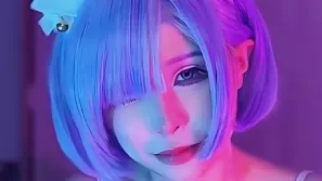 Cosplay 雷姆 趴在身上撫摸調情 深喉口交舔舐雞巴 上位騎乘插入榨精後中出內射 婉婉兒