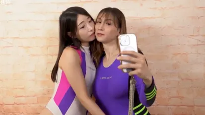 被粉絲拍照舔逼到被她用綁帶假屌操爆 艾莉