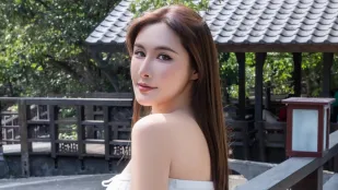 爆乳女教師的畢業紀念禁斷的溫泉私人課程 艾熙
