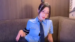 化身性感女警官被騎乘狂操顏射吞精 玲奈