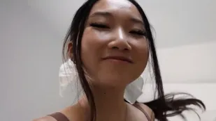 今天是牛仔性感女郎與男友愛愛精液射的滿臉都是 EMILY