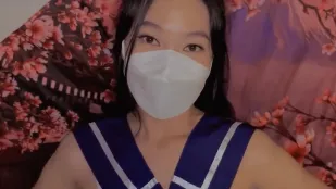 看著繼妹扮演日本女學生在自慰哥哥頂不住了