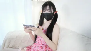趁妹妹睡覺偷偷插入她 懶懶豬