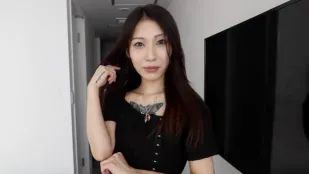 身材纖細的紋身女孩