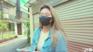 直播中被肉棒敲頭的肉感直播主就這樣被現場加價開始了一場及時性愛實境秀