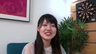 FC2PPV-1563953 黑髮美腿兼職生首拍狂射
