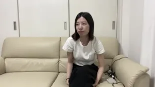 FC2PPV-4773576 在新婚夫婦的家裡一邊想著她老公什麼時候回家一邊和淫蕩的人妻做愛最後射在她體內