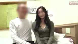 FC2PPV-4792595 漂亮妻子瞞著丈夫在臥室裡第一次玩三人行