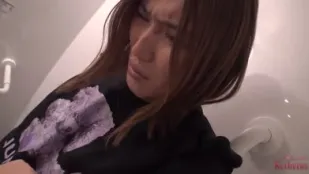 FC2PPV-1693381 在和丈夫購物時被叫走然後被帶到多功能洗手間被灌精後她帶著滴著精液的精液被送回丈夫身邊